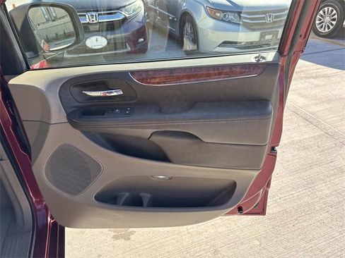 Used 2016 Chrysler Town & Country Touring w/ Driver Convenience Group image 13