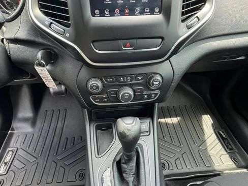 Used 2019 Jeep Cherokee Latitude w/ Popular Appearance Group FWD image 20