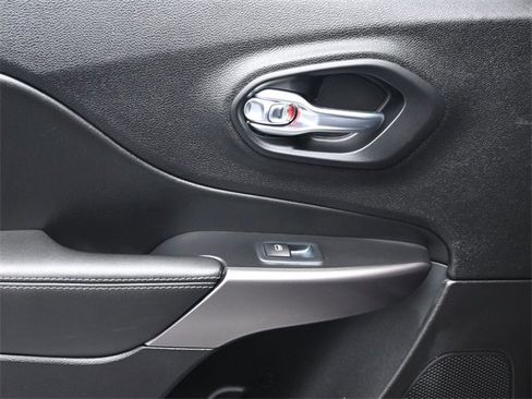 Used 2020 Jeep Cherokee Limited image 12