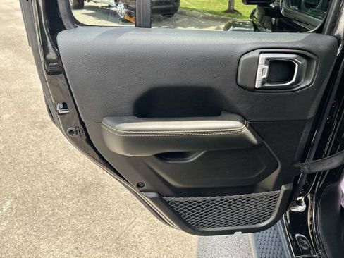 Used 2025 Jeep Wrangler Unlimited Sahara AWD/4WD image 20