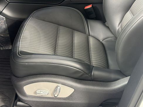 Certified 2026 Porsche Macan Turbo AWD/4WD image 15