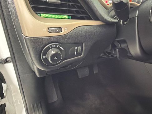 Used 2018 Jeep Cherokee Latitude w/ Cold Weather Group image 14