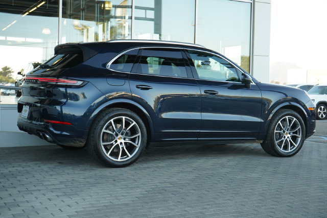 Used 2024 Porsche Cayenne AWD/4WD image 9