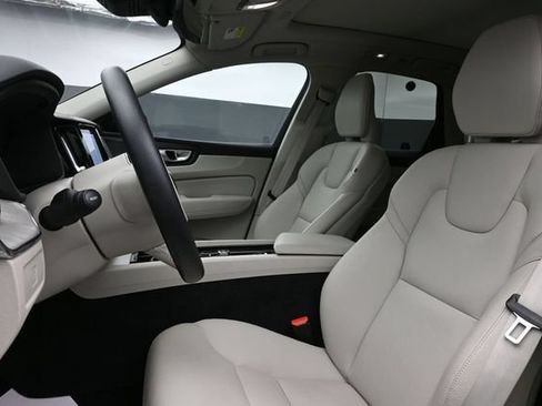 Used 2023 Volvo XC60 B5 Plus AWD/4WD image 10
