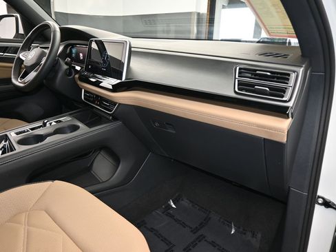 Used 2024 Volkswagen Atlas Cross Sport SE image 43