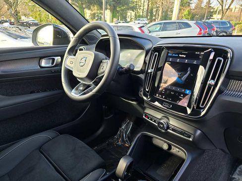 Used 2025 Volvo XC40 B5 Plus image 12