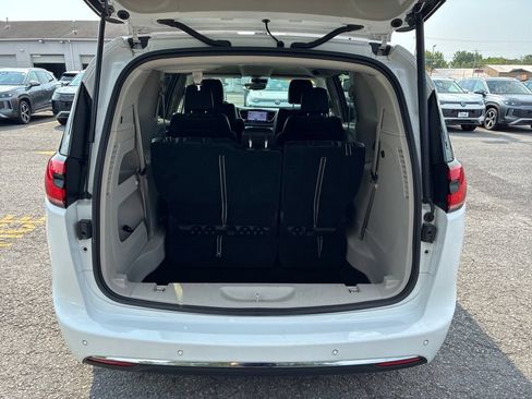 Used 2024 Chrysler Pacifica Touring-L FWD image 42