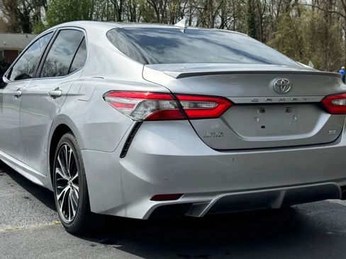 Used 2019 Toyota Camry SE w/ Convenience Package FWD image 5