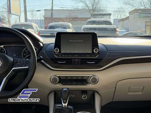 Used 2024 Nissan Altima 2.5 SV image 21