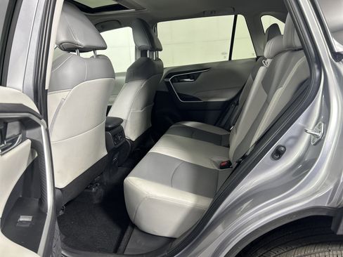 Used 2022 Toyota RAV4 XLE Premium image 19