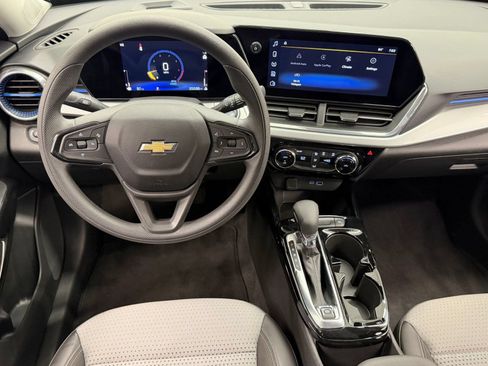 Used 2025 Chevrolet Trax LT FWD image 28