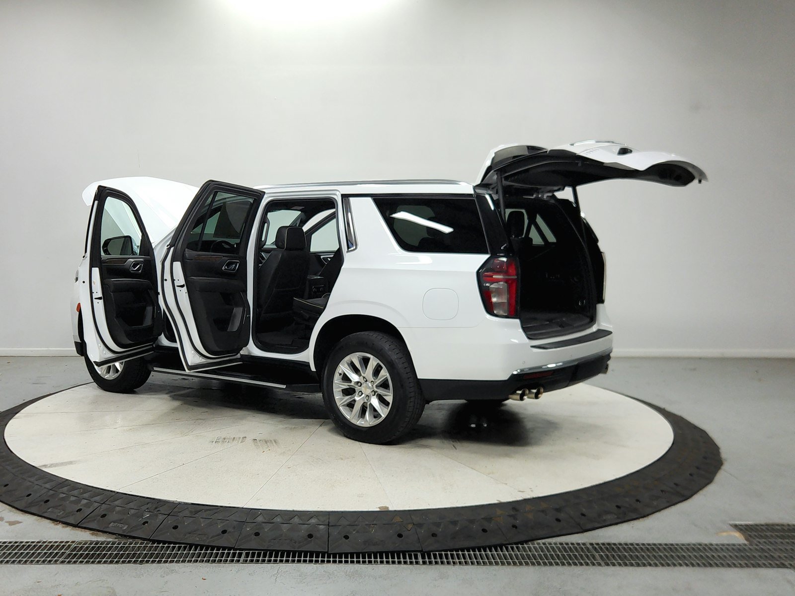 Used 2024 Chevrolet Tahoe Premier RWD image 14