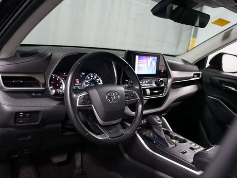 Certified 2023 Toyota Highlander XLE image 11