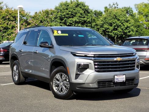 Used 2024 Chevrolet Traverse LT FWD image 2
