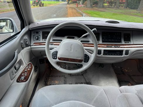 Used 1996 Lincoln Town Car Signature image 15