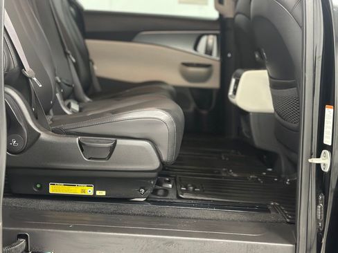 Used 2024 Kia Carnival LX image 22