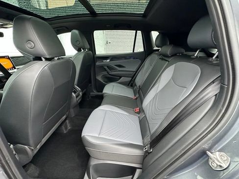 Certified 2025 Volkswagen Tiguan SE R-Line AWD/4WD image 28