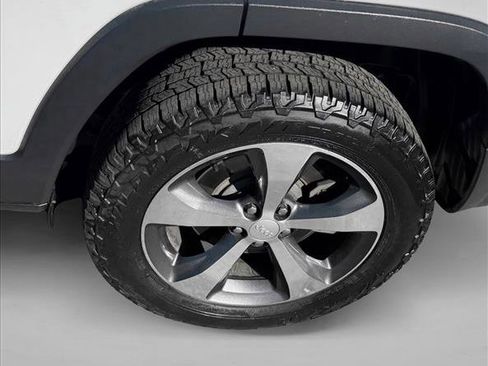 Used 2019 Jeep Cherokee Limited w/ Trailer Tow Group AWD/4WD image 8