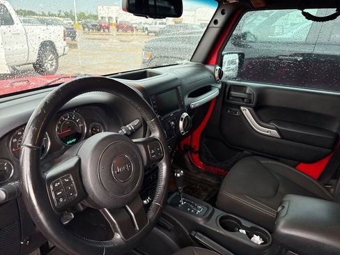 Used 2016 Jeep Wrangler Unlimited Sahara w/ Connectivity Group AWD/4WD image 11