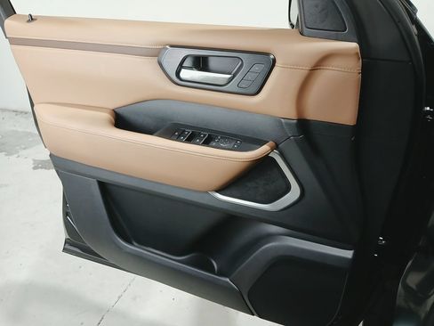 Used 2025 Nissan Armada Platinum Reserve AWD/4WD image 31