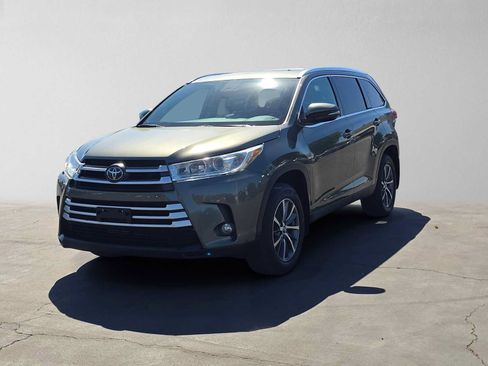 Used 2019 Toyota Highlander XLE w/ Carpet Mat Package (TMS) AWD/4WD image 7