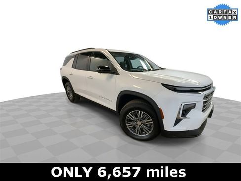 Used 2025 Chevrolet Traverse LT w/ Driver Confidence Package image 2