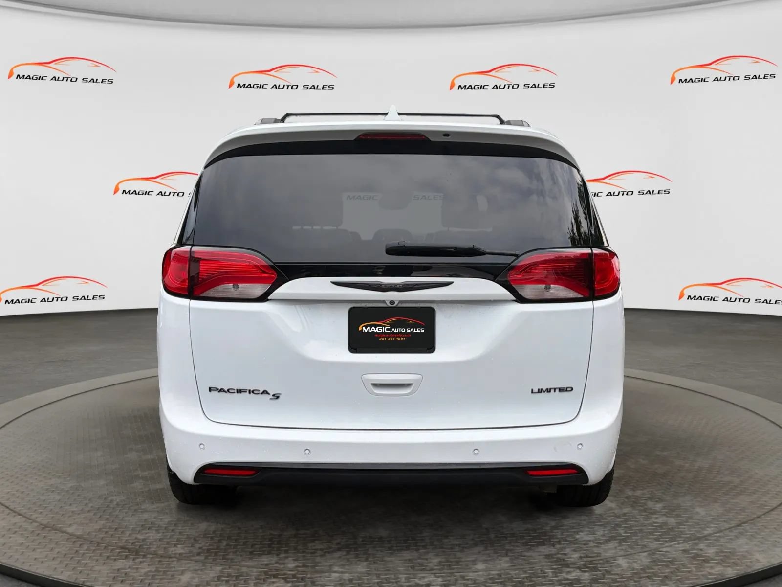 Used 2019 Chrysler Pacifica Limited w/ Advanced Safetytec Group FWD image 9