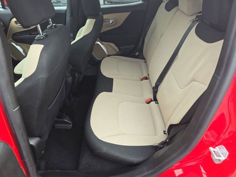 Used 2015 Jeep Renegade Latitude w/ Cold Weather Group II FWD image 16