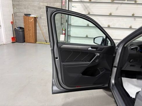 Certified 2022 Volkswagen Tiguan SE w/ Panoramic Sunroof Package AWD/4WD image 12