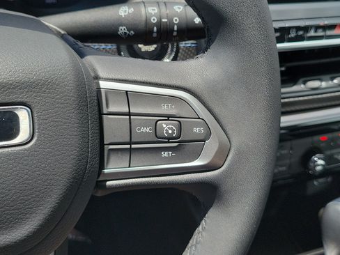 Used 2026 Jeep Compass Latitude AWD/4WD image 24