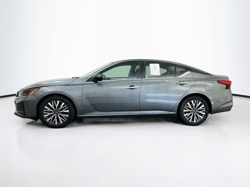 Used 2025 Nissan Altima 2.5 SV FWD image 4