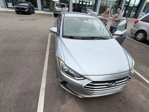 Used 2017 Hyundai Elantra SE FWD image 1