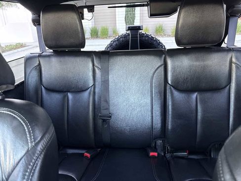 Used 2018 Jeep Wrangler Unlimited Sahara image 23