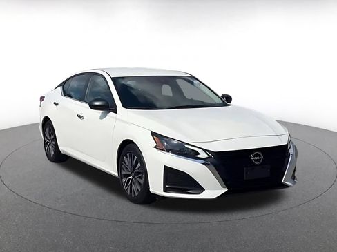 Used 2025 Nissan Altima 2.5 SV FWD image 3