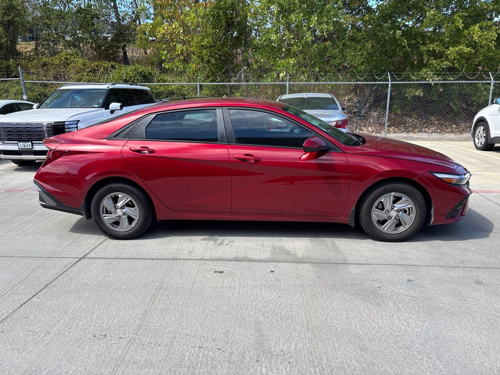 Certified 2025 Hyundai Elantra SE FWD image 4
