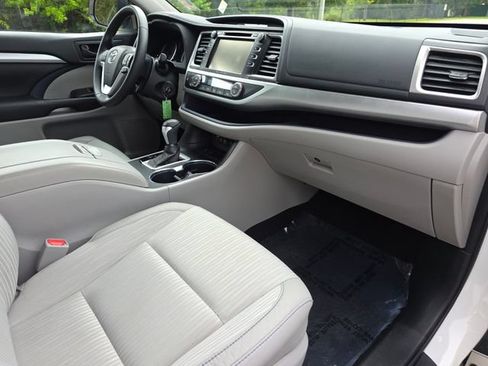 Used 2017 Toyota Highlander Plus FWD image 9