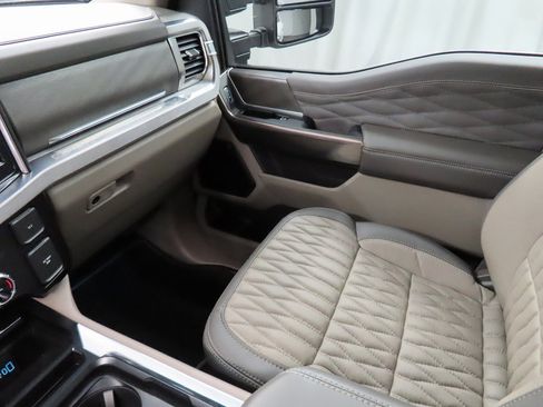 Used 2025 Ford F250 Platinum w/ Platinum Plus Package image 33