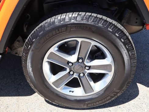 Used 2019 Jeep Wrangler Unlimited Sahara w/ Uconnect 4C Nav & Sound Group AWD/4WD image 13