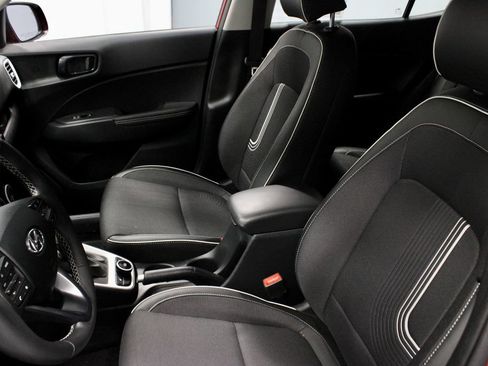 Certified 2025 Hyundai Venue Limited FWD image 27