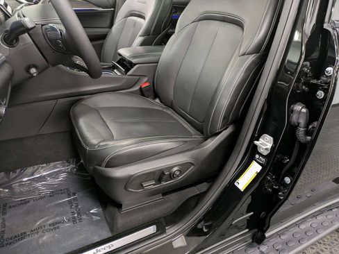 Used 2025 Jeep Grand Cherokee Overland AWD/4WD image 11