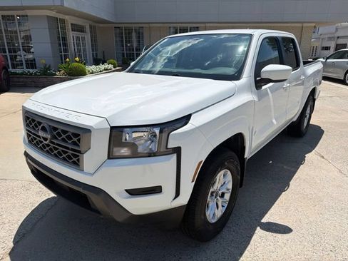 Used 2024 Nissan Frontier SV w/ Technology Package RWD image 2