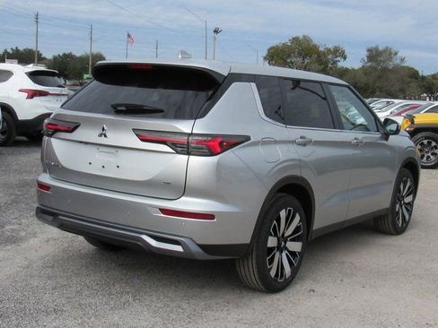 New 2026 Mitsubishi Outlander SE FWD image 3