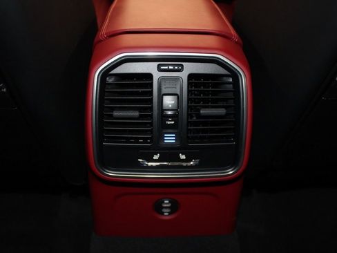 Certified 2025 Porsche Macan AWD/4WD image 34