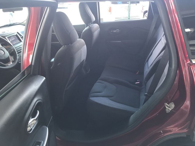Used 2019 Jeep Cherokee Latitude w/ Popular Appearance Group FWD image 14