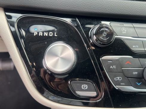 Used 2022 Chrysler Pacifica Touring-L FWD image 36