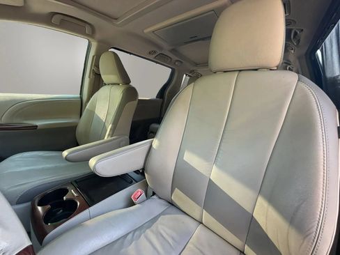 Used 2011 Toyota Sienna Limited w/ Premium Pkg FWD image 14