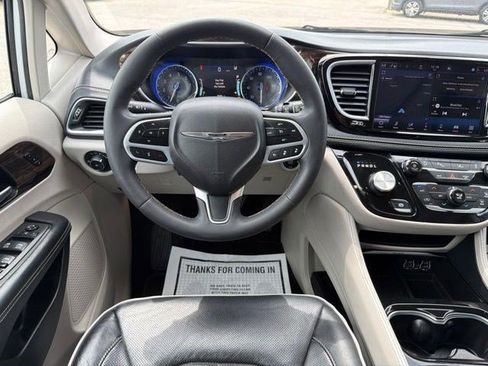 Used 2023 Chrysler Pacifica Limited FWD image 25