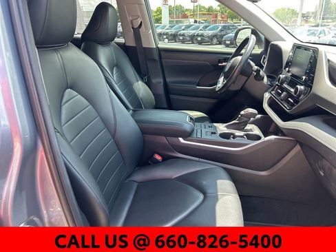 Used 2020 Toyota Highlander XLE AWD/4WD image 5