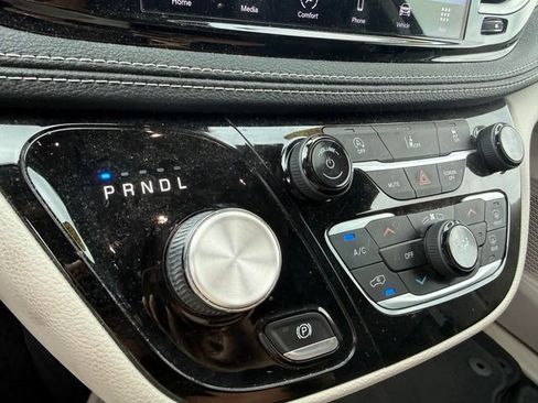 Used 2022 Chrysler Pacifica Touring-L FWD image 23
