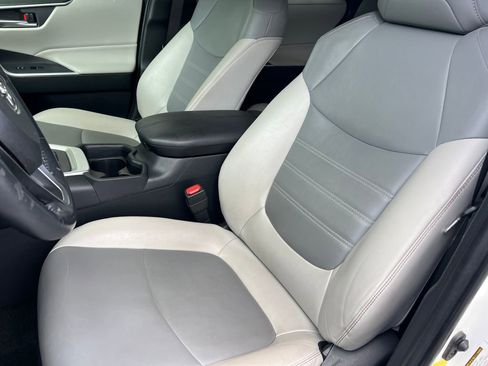 Used 2019 Toyota RAV4 XLE Premium w/ Cold Weather Package AWD/4WD image 12